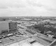 84754 Overzicht van de Jaarbeursgebouwen aan weerszijden van de Croeselaan (midden) te Utrecht, vanaf het hotel Holiday ...